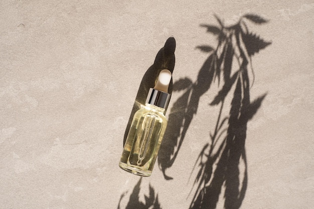 Foto prodotti a base di canapa oleosa bottiglia di vetro con olio di cbd foglie di canapa cannabis medicinale con estratti di olio cosmetici olio cbd