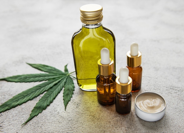 CBD-olie, henneptinctuur, cosmetisch cannabisproduct voor huidverzorging. Alternatieve geneeskunde, farmaceutische medicinale cannabis.