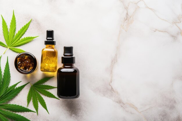 CBD-olie THC-tinctuur en hennepbladeren in glazen flessen op een marmeren achtergrond Minimalistische cosmetica