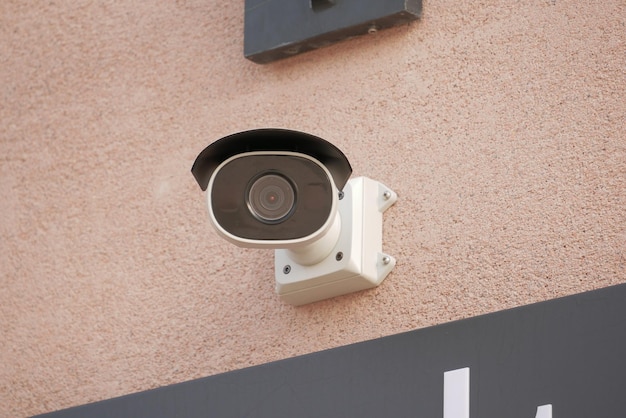 CCTV-beveiligingscamera die op de muur werkt