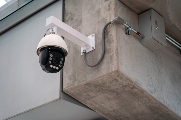 CCTV-beveiligingscamera geïnstalleerd op betonnen gebouw.