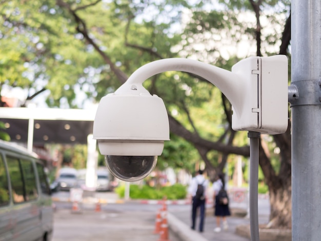 CCTV-beveiligingscamera op wazig parkeerterrein