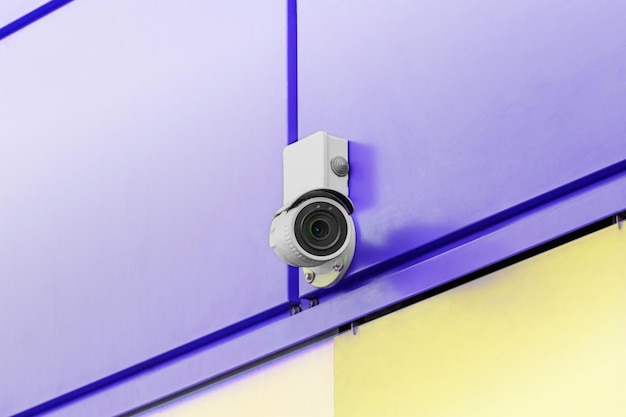 CCTV-camera op de gevel van het huis. Camera voor veiligheid en openbare orde preventie.