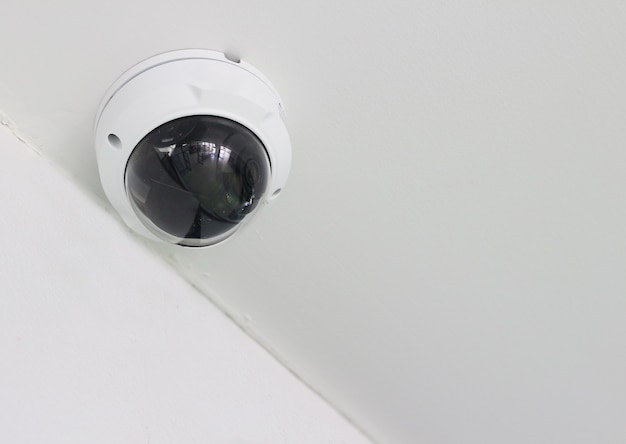 cctv-camera op muurachtergrond