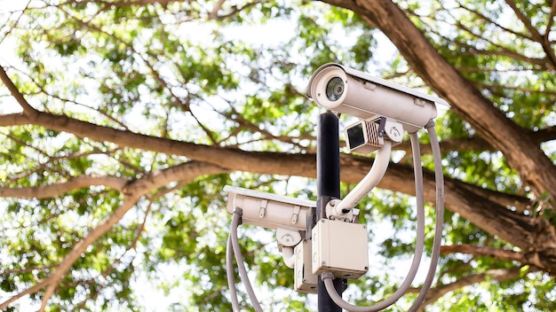 Foto cctv-camera's geïnstalleerd buiten het veiligheidsconcept van het gebouw