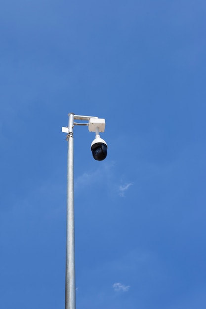 Sicurezza della telecamera cctv sul cielo blu