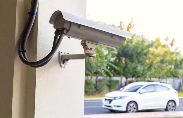 야외 주차장의 CCTV 카메라 보안