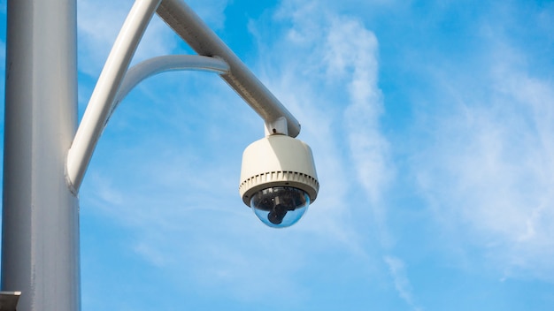 Камера видеонаблюдения с голубым небом