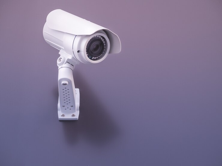CCTV-camerabeveiliging op de paarse muur