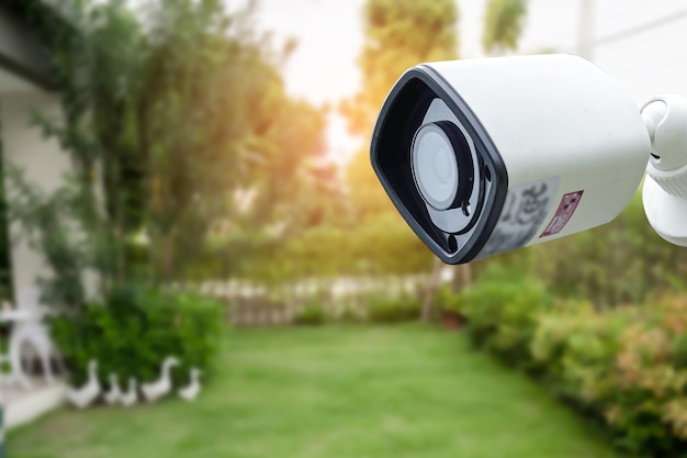 CCTV Gesloten circuit camera Tv-bewaking in de tuin thuis beveiligingssysteem concept