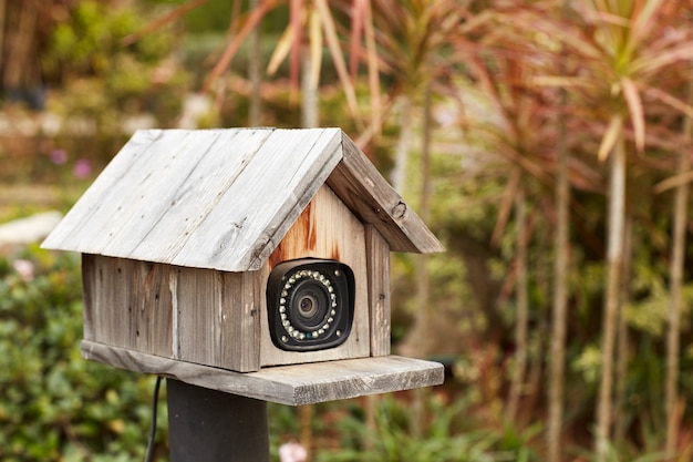 CCTV in houten kist