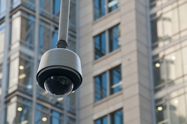 Foto cctv-toezichtbeveiliging dome-camera in het centrum