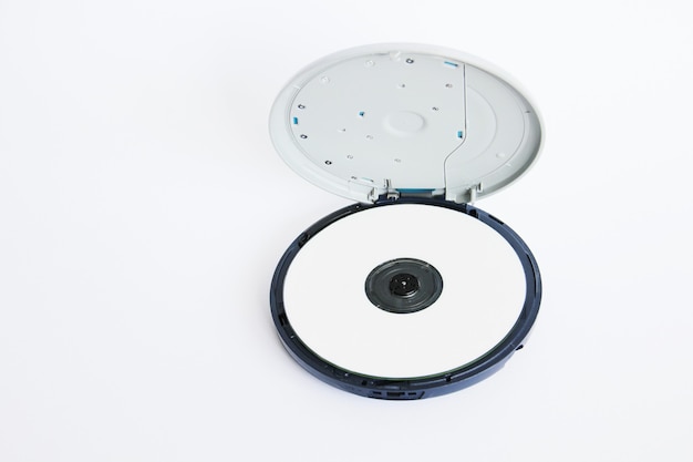 Lettore cd per compact disc isolato su bianco