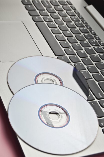 Foto cd's op de laptop. moderne technologieën.