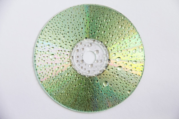 Фото Компакт-диск с каплями воды, отражающими свет