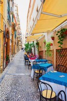 Foto cefalù, italia - 26 settembre 2017: ristorante di strada al centro storico di cefalù, nella regione di palermo, in sicilia, in italia