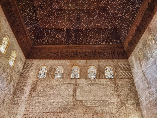 Foto il soffitto di una moschea con le parole alhambra sopra