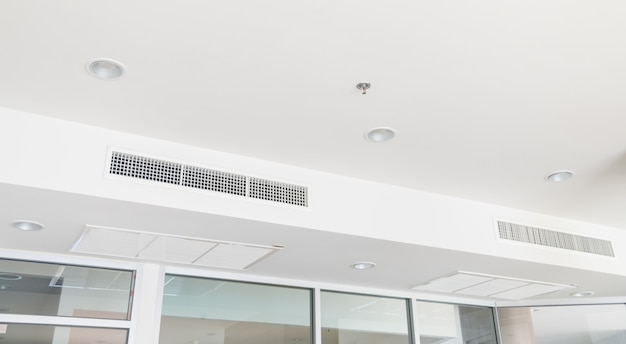 Ceiling mounted cassette type air conditioner