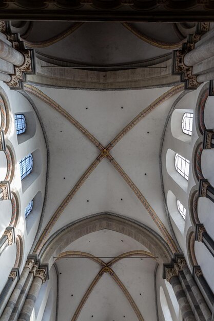 Foto il soffitto di una piccola chiesa