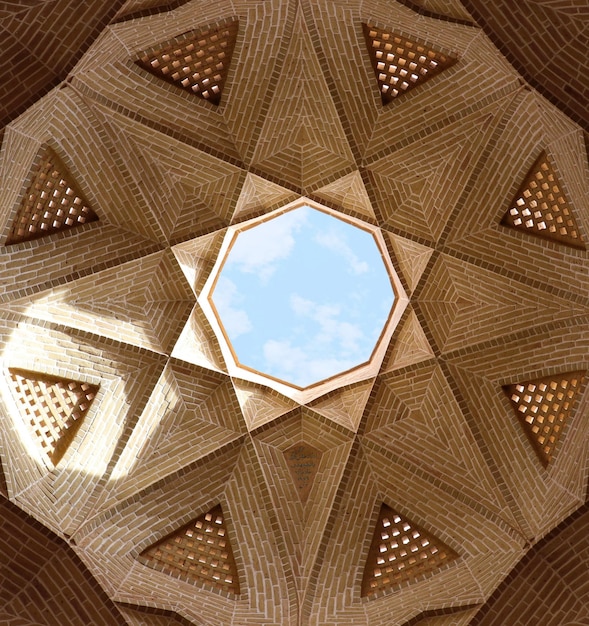 Photo a ceiling with a blue sky and the word qashqai on it