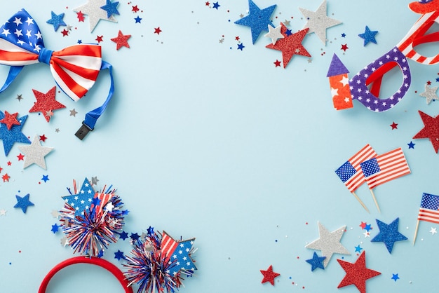 Foto celebrate usas independence day in stile con la vista dall'alto elementi essenziali della festa come stelle luccicanti occhiali di confetti scintillanti e altro sfondo blu pastello offre cornice vuota perfetta per testo o pubblicità