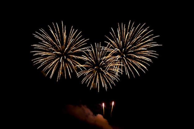 宇宙の夜空に美しい色とりどりの花火大会を祝う