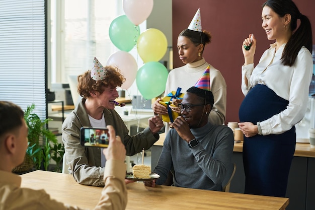 若い男の誕生日を祝っている.