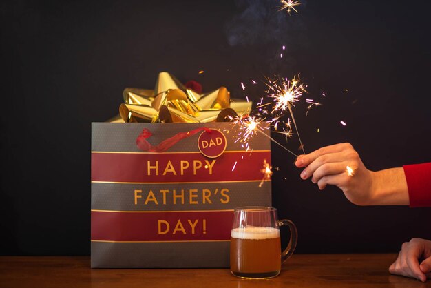 Foto festeggiare il papà con stelle filanti e birra