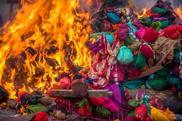 Foto celebrare holika dahan adorando e dando fuoco ai tronchi di legno o al cocco, noto anche come il festival dei colori holi o il festival della condivisione