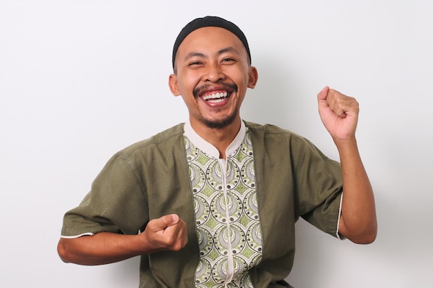 Индонезийский мужчина празднует победу Радость и успех