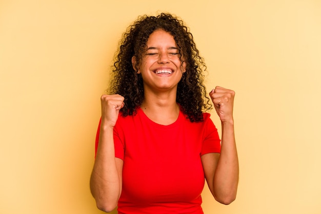 Celebrando una vittoria, passione ed entusiasmo felice espressione