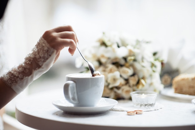 カフェで結婚式を祝う