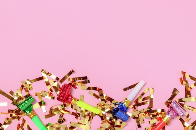 Праздничный фон с партийным золотым конфетти на розовом фоне