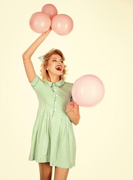 Девушка-пинап Celebration Ballons с розовыми воздушными шарами