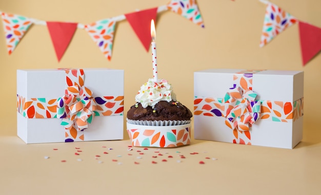 写真 ケーキとキャンドルとギフトのお祝いカード