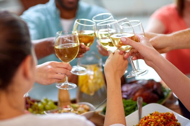 Foto celebrazione mangiare e vacanze concetto mani clinking bicchieri di vino