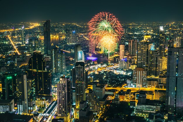 写真 ビジネス街バンコクタイで夜間の休日のお祝い花火