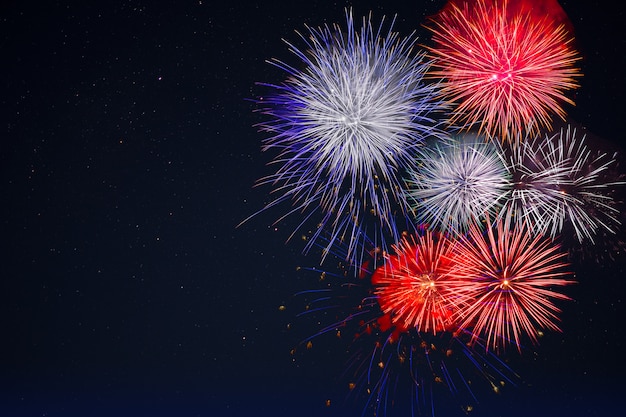 Fuochi d'artificio di celebrazione sopra cielo notturno, lo spazio della copia