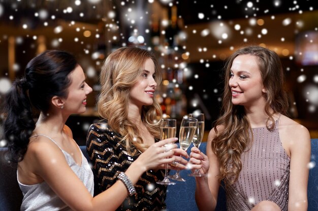 写真 お祝い、友達、独身パーティー、休日のコンセプト – 夜のクラブでシャンパングラスを持つ幸せな女性