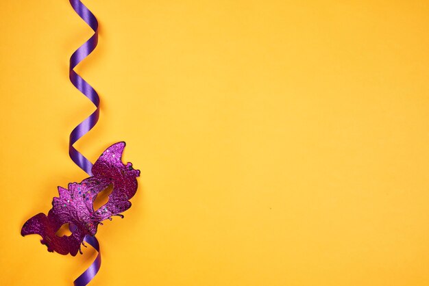 Photo celebration mardi gras, or fat tuesday. carnival masks on yellow background with copy space