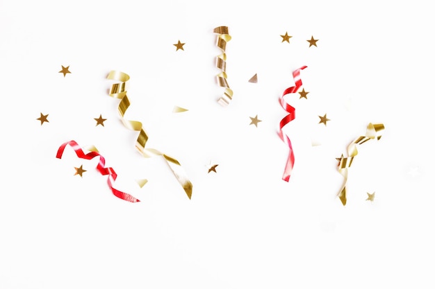 お祝いパーティーの背景コンセプトアイデア金色と赤のカラフルな紙吹雪ストリーマー誕生日新年クリスマスコンセプトオーバーヘッド上面図フラットレイコピースペース