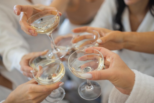 乾杯をする白ワインのグラスを持っているお祝いの人々
