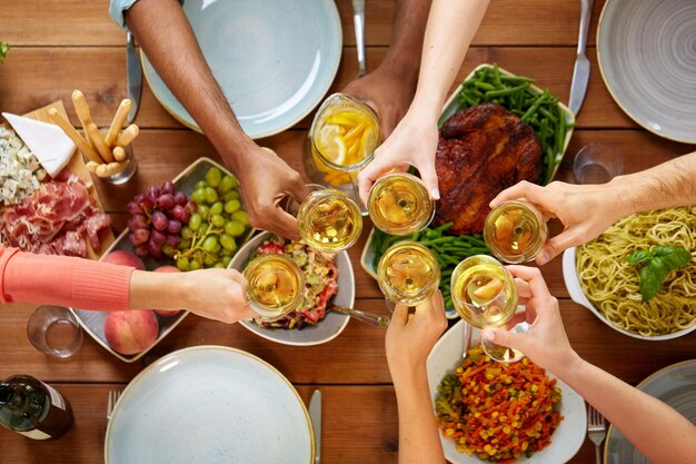 写真 祝い 感謝の日の食事と休日 コンセプト 手の音 ワインのグラスと食事のテーブル