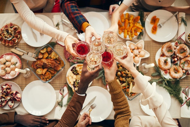 Celebration toast over feestelijke eettafel