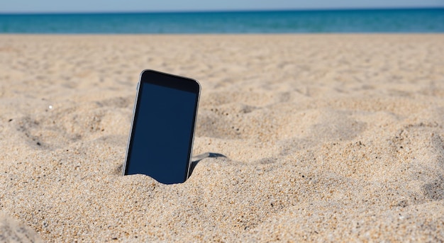 웅장한 해변의 모래에 묻힌 휴대전화 여름날, 고해상도와 날카로운 휴가 기술 개념