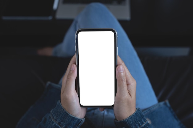 Schermo bianco vuoto dell'immagine del mockup del telefono cellulare mano della donna che tiene e utilizza il telefono cellulare