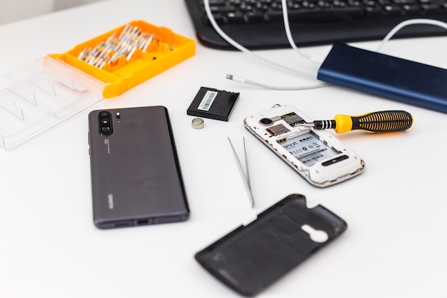 携帯電話の修理。回復、選択的な焦点のためのスマートフォンの部品とツール