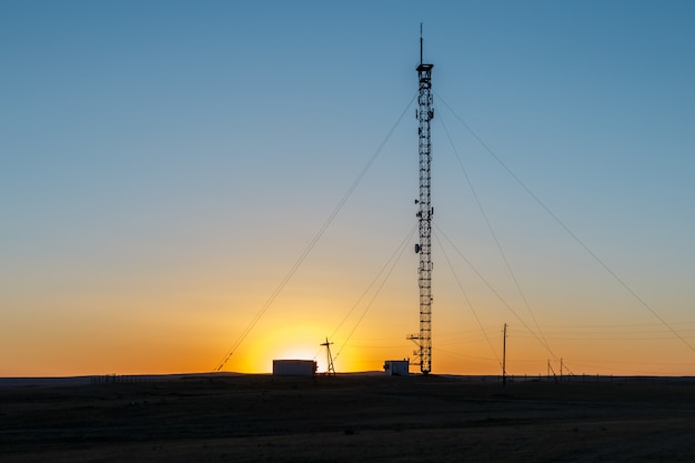 日没時の携帯電話の塔