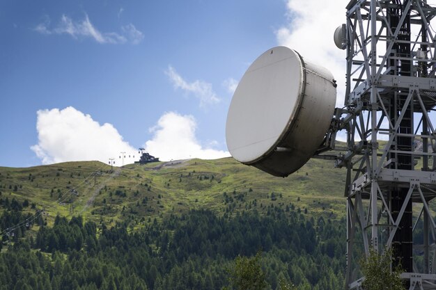 写真 リヴィーニョ山脈の通信塔の携帯電話送信機