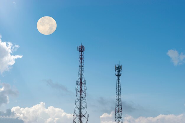 写真 月の下の携帯電話